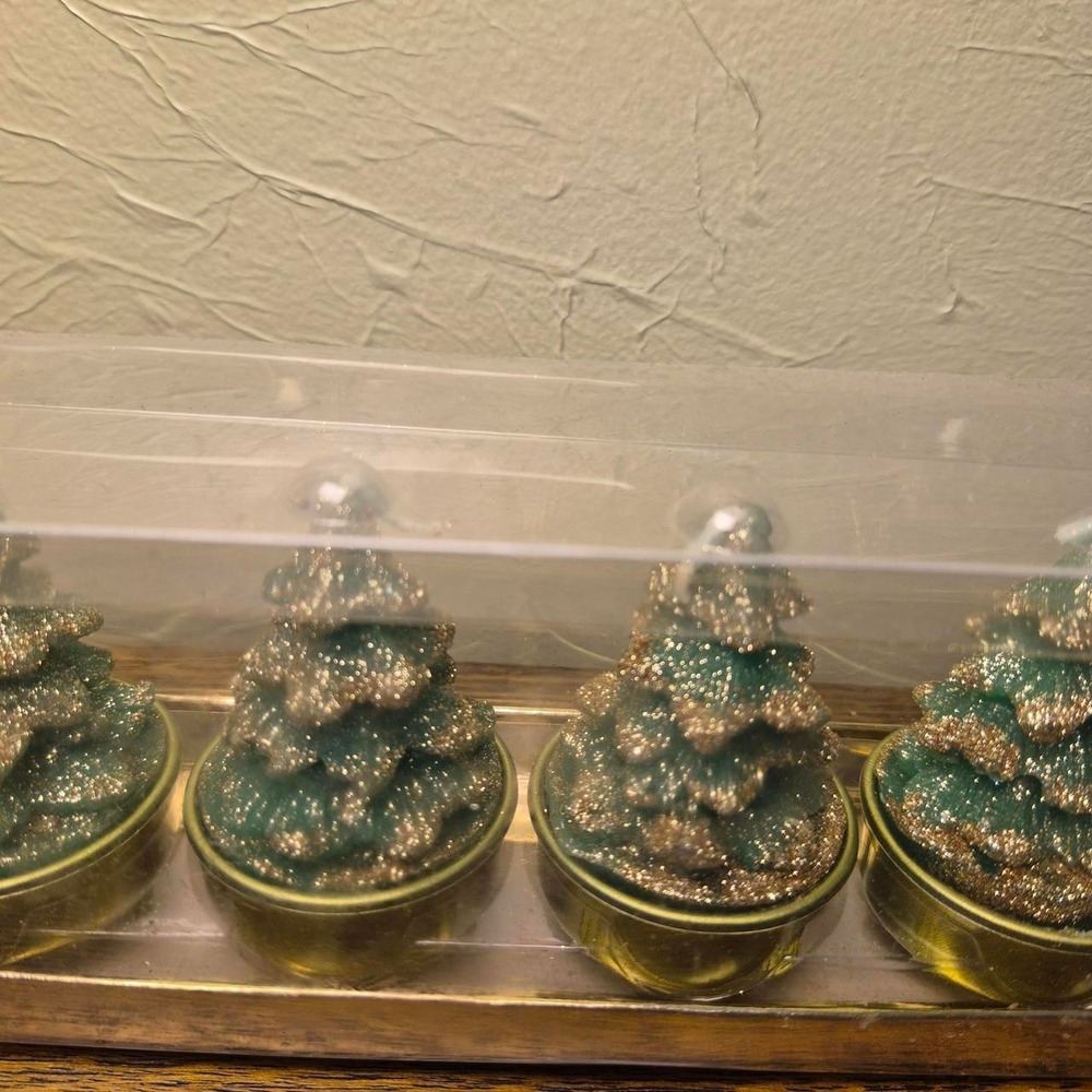 Green Christmas tree candles with gold glitter - Picture 3 of 4